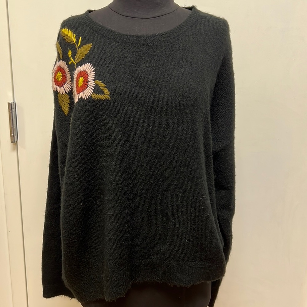 Silver flint black pullover sweater with embroidered trim SzL